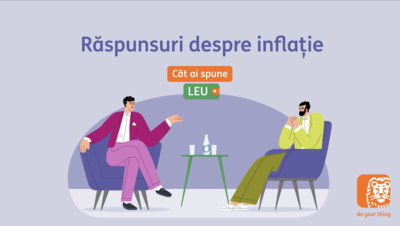  2 persoane animate vorbesc la masa