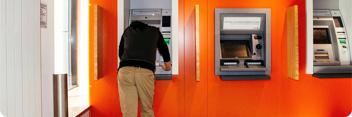 <br/>Da, ai citit bine, chiar poți scoate bani de la bancomat printr-o simplă apropiere a telefonului